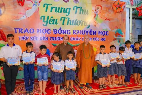 Chùa Phước An tổ chức chương trình Trung thu yêu thương cho hơn 500 em thiếu nhi vùng ven biển