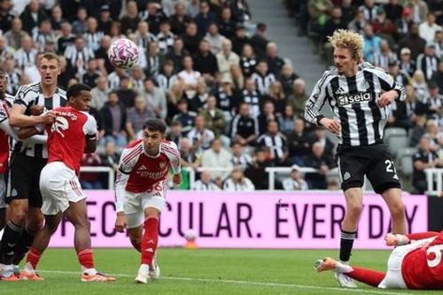 Arsenal ngược dòng hạ Newcastle, thu hẹp cách biệt với Liverpool