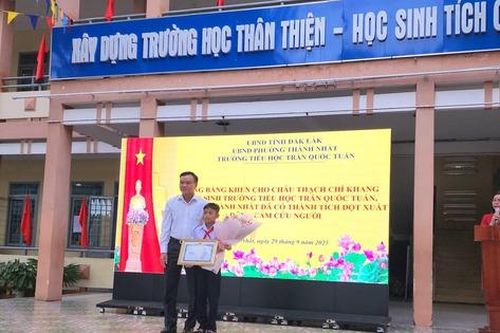 Chủ tịch tỉnh Đắk Lắk tặng bằng khen học sinh lớp 5 dũng cảm cứu bạn trong vụ thảm án