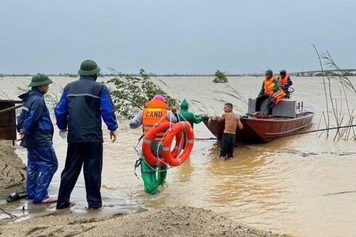Nghệ An: Xuyên bão cứu người dân mắc kẹt trên sông Lam