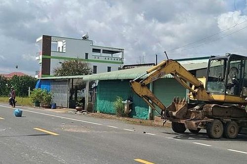 Xe máy va chạm xe cuốc, chồng tử vong, vợ bị thương