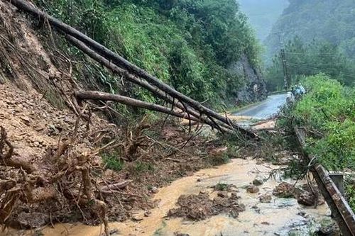 Nhiều tuyến đường ở Lào Cai bị sạt lở, giao thông chia cắt sau bão số 10