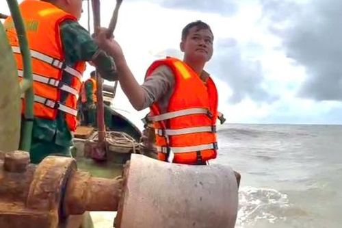 Kịp thời cứu vớt 2 thuyền viên chìm tàu trên biển Cà Mau