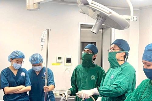 Vượt bão số 10, bác sĩ Vân Đồn cứu sống bệnh nhân viêm ruột thừa cấp
