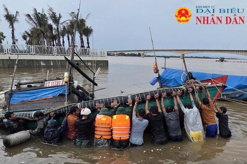 Quảng Trị: Phát hiện thi thể trôi dạt vào bờ và nhiều tàu cá bị sóng biển đánh chìm