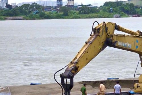 Hà Nội: Cảnh sát đường thủy đột xuất kiểm tra, xử lý bến tập kết vật liệu không phép