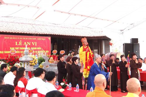 An vị bài vị thánh phụ, thánh mẫu Đại danh y Tuệ Tĩnh tại đền Xưa