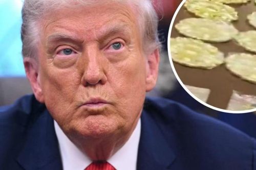 Tổng thống Trump khoe đồ trang trí bằng vàng ở Nhà Trắng