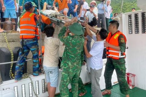 Đưa hai bệnh nhân nguy cấp ở Cù Lao Chàm vào bờ cấp cứu