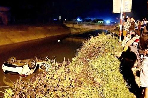 Tài xế tử vong sau khi xe du lịch lao xuống kênh dẫn nước bên quốc lộ 29