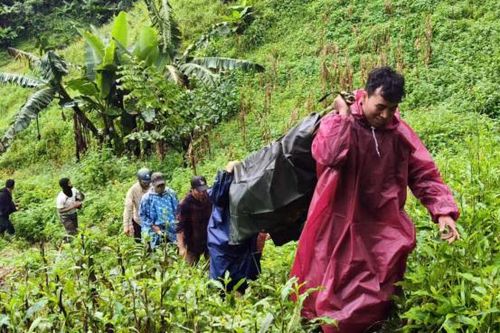 Công an xã biên giới hỗ trợ khiêng bệnh nhân Lào vượt đường rừng hơn 5km về bản