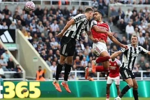 Arsenal chớp thời cơ áp sát Liverpool