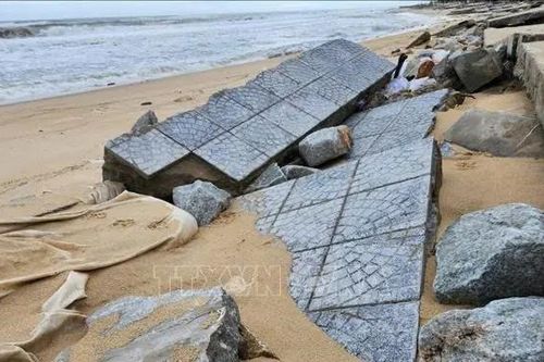 Sạt lở nghiêm trọng ven biển Thuận An do bão số 10