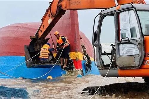 Quảng Trị: Trục vớt tàu cá chìm, tìm 9 thuyền viên