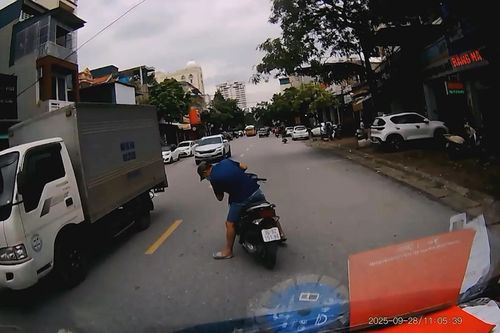 Nguy hiểm từ hành động phanh gấp giữa đường nhặt tiền rơi