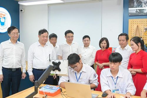 Petrovietnam trao tặng phòng thực hành STEM tại Ninh Bình
