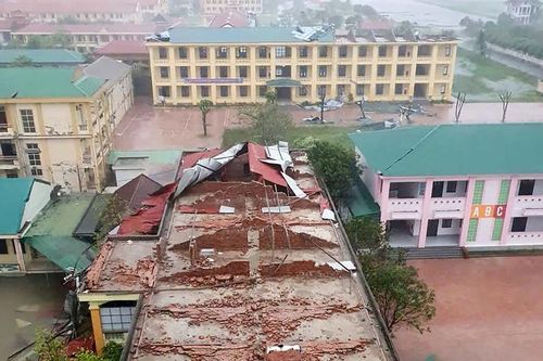 Hàng chục trường học, cơ sở y tế Nghệ An bị thiệt hại nặng nề khi bão số 10 tràn tới