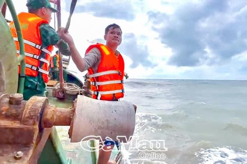 Đồn Biên phòng Sông Đốc kịp thời cứu vớt thuyền viên chìm tàu trên biển