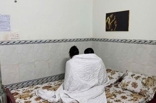 Bắt quả tang 2 chân dài 'đi khách' giá 400.000 đồng: Kiểm tra các phòng nghỉ, phát hiện thêm 'bí mật động trời'