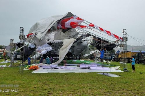 Mưa bão quật đổ rạp cưới ở Đà Nẵng, gần 80 bàn tiệc phải di dời trong phút chốc