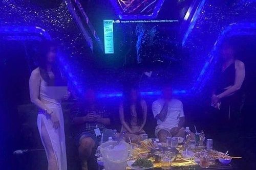 Đột kích quán karaoke, phát hiện nhiều nữ nhân viên mặc đồ xuyên thấu phục vụ khách trong các phòng VIP