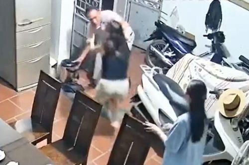 Vụ người đàn ông tố bị hàng xóm phá cửa, xông vào đánh vợ giữa đêm: Camera ghi lại gì?