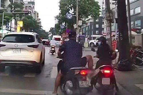 Người đàn ông không đội mũ bảo hiểm còn hùng hổ đạp xe máy nữ quân nhân trên đường nhận cái kết đắng chát