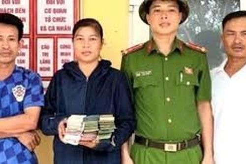 Giữa lúc bão đổ bộ, nhiều túi bóng đựng tiền 'bí ẩn' xuất hiện bên vệ đường