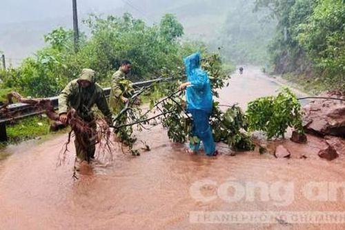 Công an xã miền núi giải tỏa đường sạt lở, chở 2 sản phụ đi cấp cứu