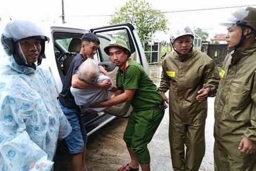 Dồn sức giúp dân ứng phó bão dữ