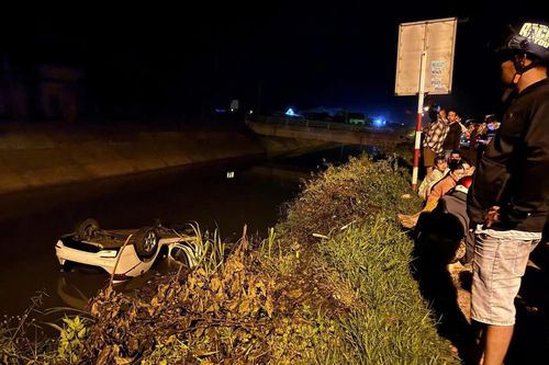 Ô tô lao xuống mương nước ở Đắk Lắk, tài xế tử vong