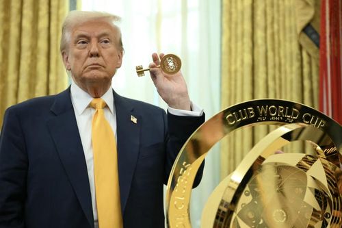 Ông Trump khoe đồ trang trí bằng vàng ở Nhà Trắng