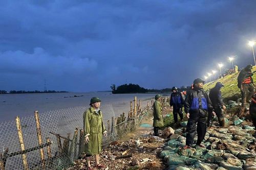 Huy động hơn 200 người vá đê khẩn cấp ở Thanh Hóa