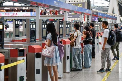 Trung Quốc dự báo 2 triệu lượt người qua lại biên giới mỗi ngày trong kỳ nghỉ lễ