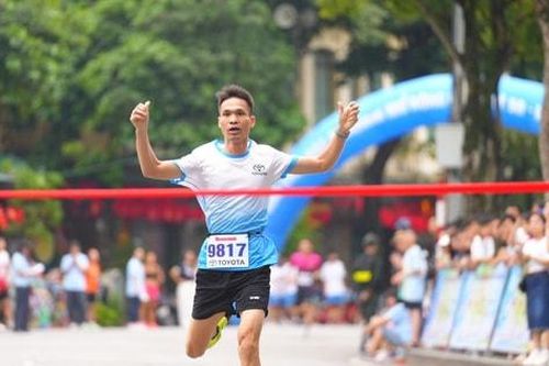 Mong muốn thể hiện tình yêu thể thao qua những bước chạy