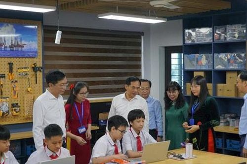 Phó Thủ tướng Bùi Thanh Sơn dự khánh thành phòng học STEM tại phường Tây Mỗ