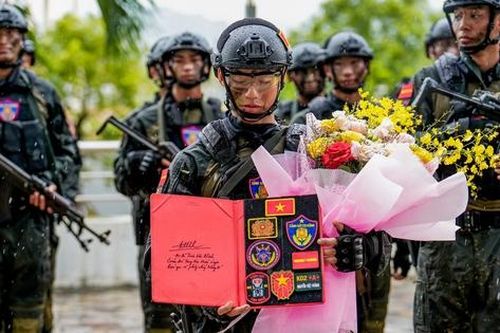 Nguyễn Hoàng Long nhận danh hiệu 'Xạ thủ bắn tỉa xuất sắc'