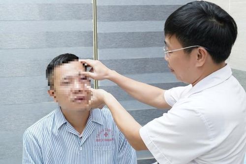 Người đàn ông 33 tuổi phải nhập viện sau khi chơi cầu lông