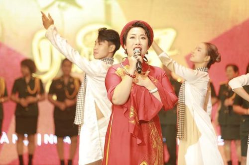 NSND Đức Long chúc mừng Hiền Anh 'Sao Mai' ra mắt album 'Duyên 7'