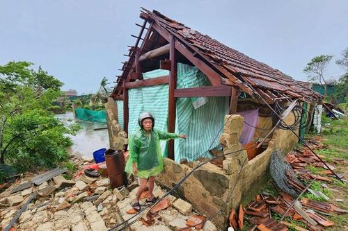 Người đàn ông thoát chết kỳ diệu khi bức tường nhà sập ngay nơi vừa nằm ngủ