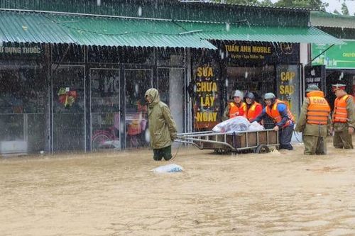 Quốc lộ 7 đi miền Tây Nghệ An tê liệt vì sạt lở, ngập sâu do bão số 10