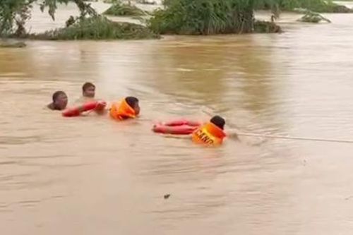 Dùng dây thừng, phao cứu sinh giải cứu 6 người mắc kẹt giữa dòng nước lũ