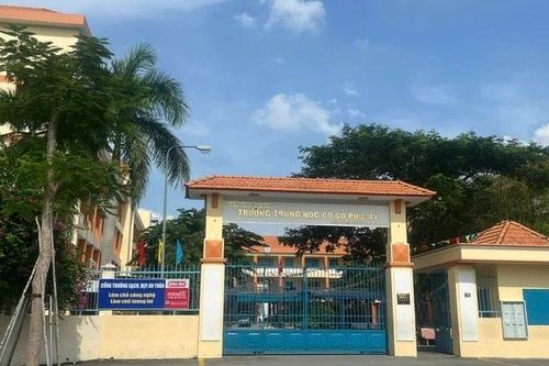 Nam sinh lớp 8 rơi từ lầu 2 xuống sân trường, được cấp cứu trong tình trạng nguy kịch