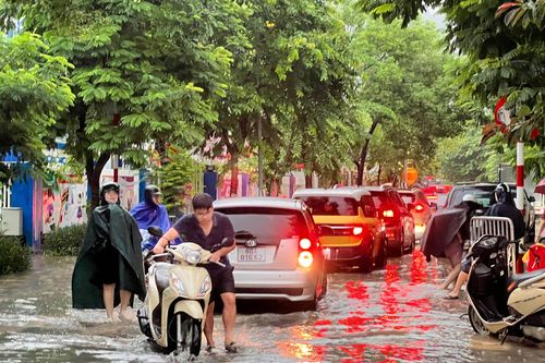 Hà Nội ngập úng nhiều nơi, Cảnh sát giao thông ứng trực bảo đảm an toàn giao thông trong mưa bão