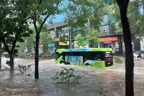 Hà Nội: Hàng loạt tuyến phố ngập sâu do mưa lớn