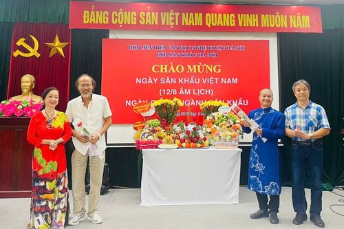 Các nghệ sĩ tưởng nhớ tổ nghiệp nghề sân khấu
