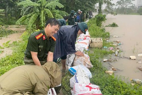 Công an phường Xuân Phương đắp đê ngăn nước dâng trong hoàn lưu bão số 10