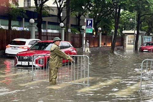 Công an phường Bồ Đề dầm mưa hỗ trợ nhân dân