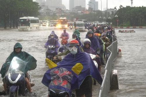 Ảnh hưởng hoàn lưu bão Bualoi, đường phố Hà Nội ngập úng, hàng loạt phương tiện chết máy