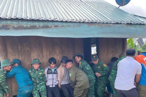 Đà Nẵng: Những 'thần đèn' của vùng sạt lở núi